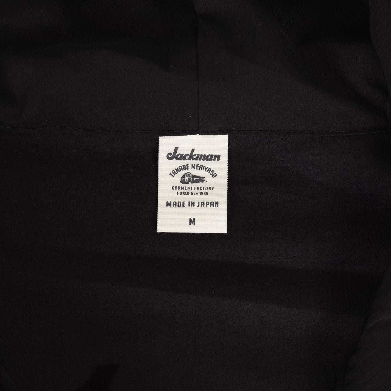 Jackman Crepe Parka Jacke mit Kapuze in Schwarz, Detailansicht des Labels auf der Innenseite