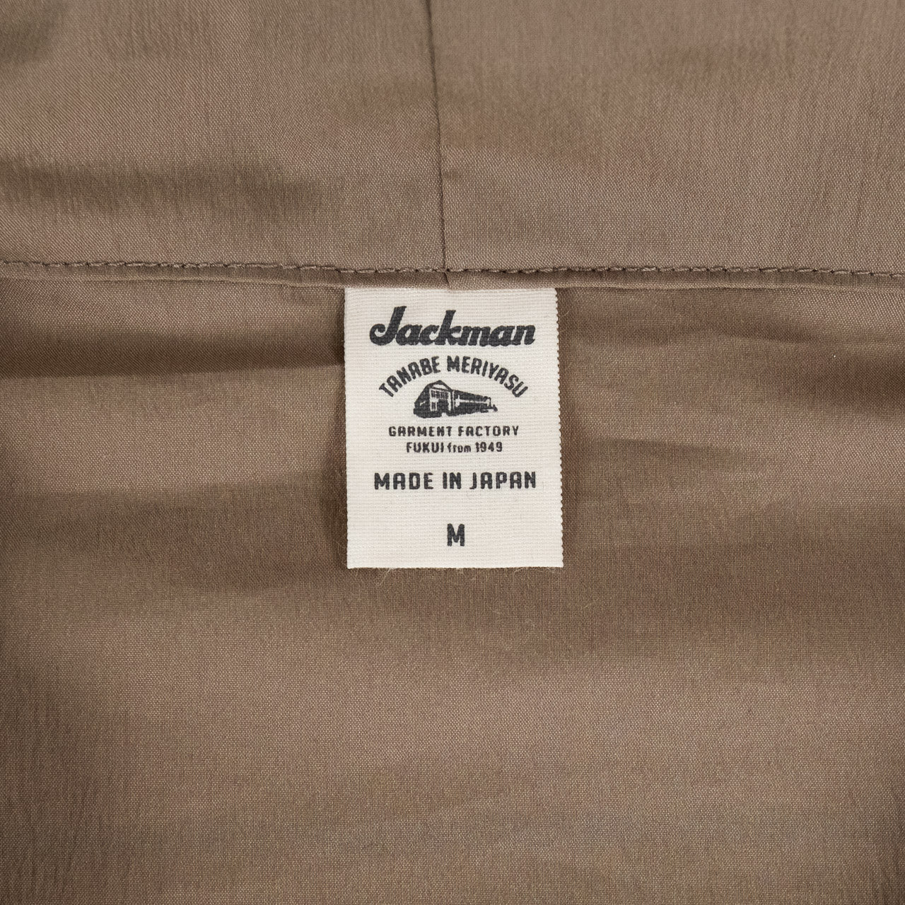Jackman Crepe Parka Jacke mit Kapuze in Sepia, Detailansicht des Labels auf der Innenseite