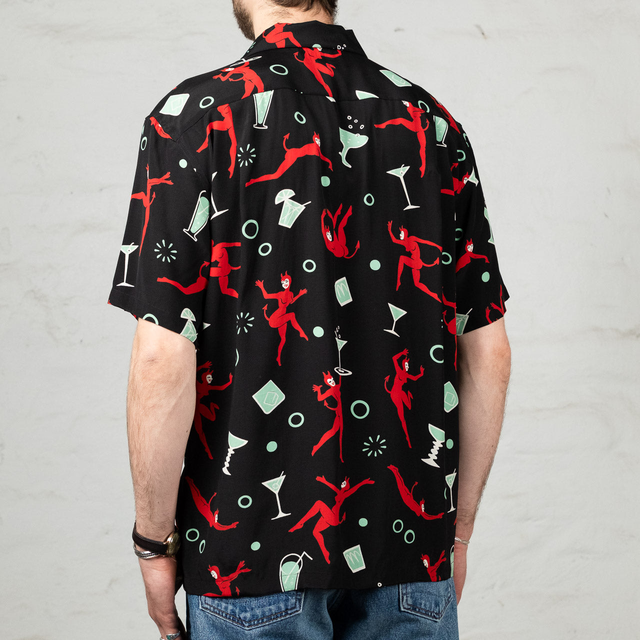 schwarzes Micky Oye Hawaii-Hemd mit kurzen Ärmeln und Devils and Drinks-Print
