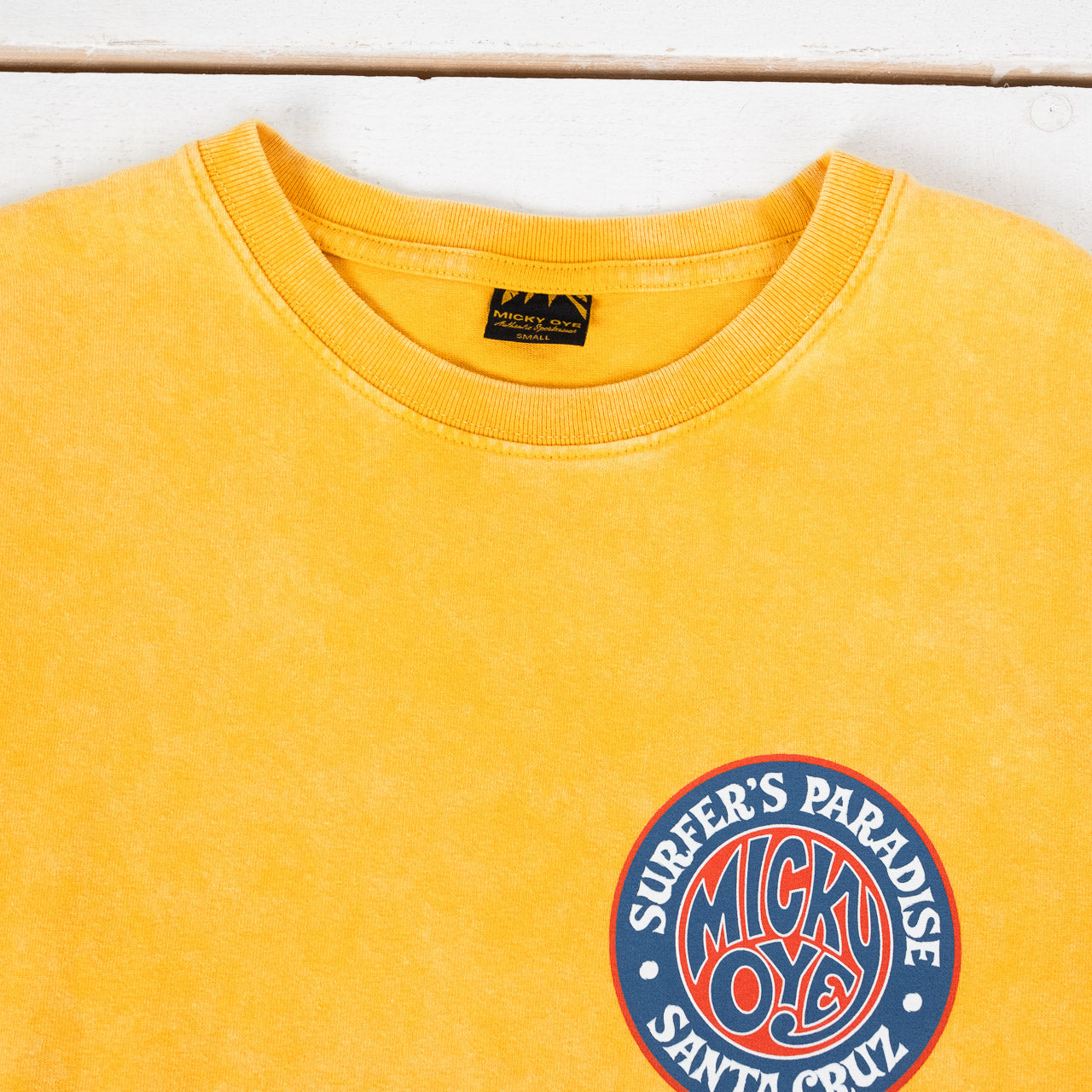 Micky Oye T-Shirt in Gelb mit Print Surfers Paradise auf der Brust, Detailansicht des Ausschnitts