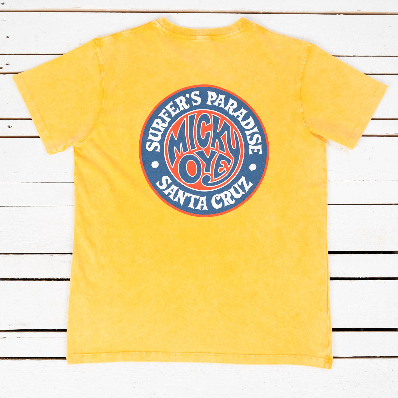 Micky Oye T-Shirt in Gelb mit Rückenprint Surfers Paradise, Ansicht von hinten, flach liegend auf weißem Untergrund