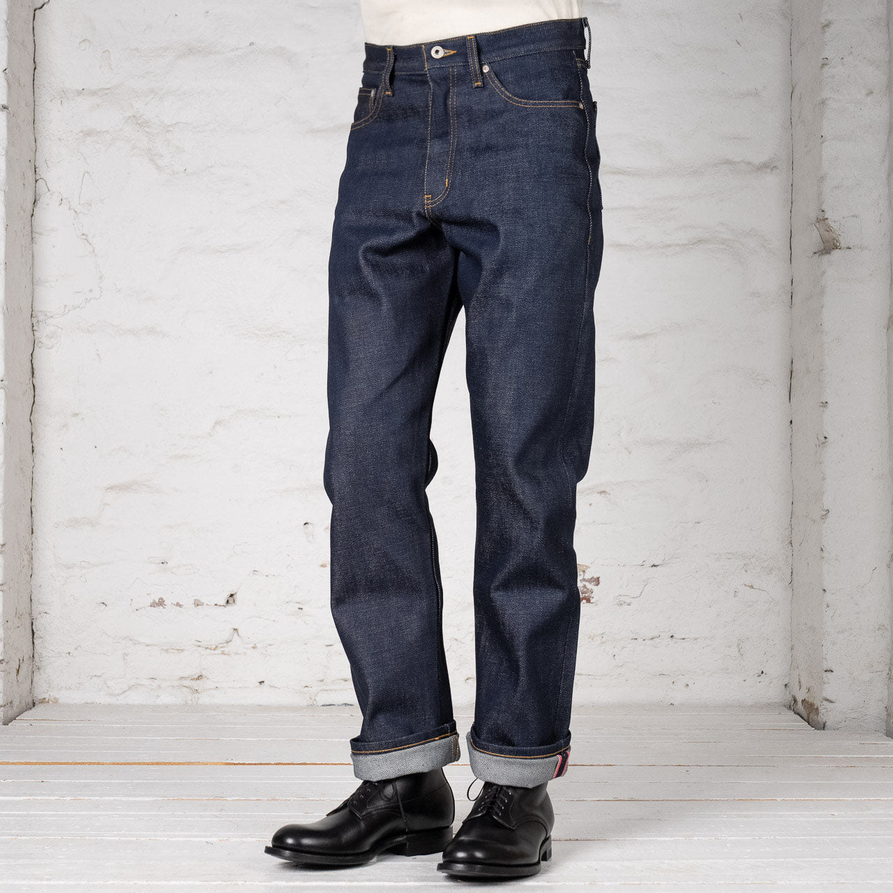 Naked & Famous True Guy Dirty Elephant Jeans, Vorderansicht am Model