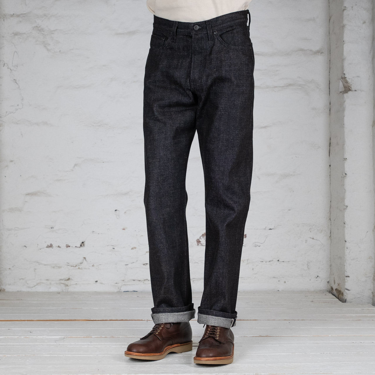 Naked & Famous True Guy Yatagarasu Jeans, Vorderansicht am Model