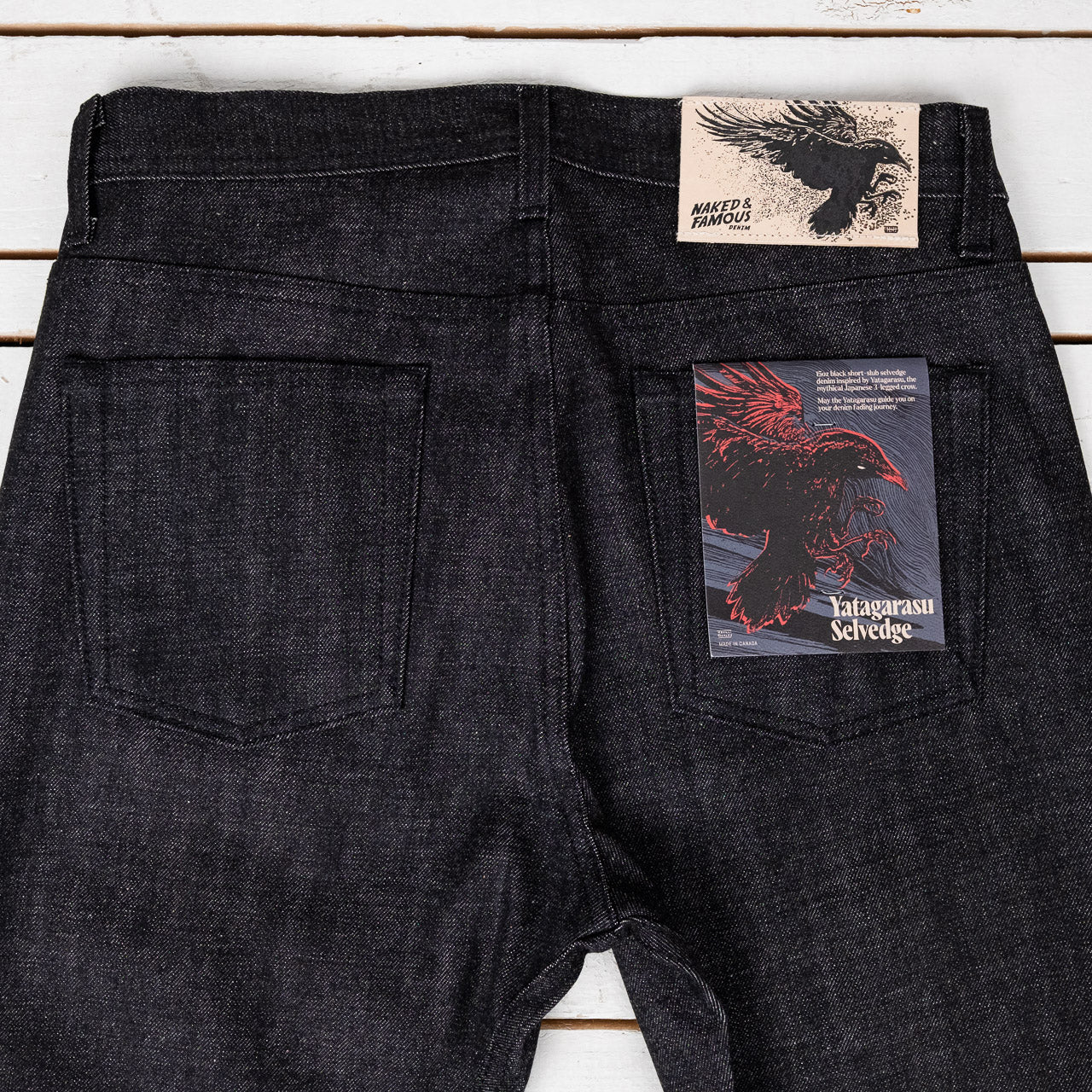 Naked & Famous True Guy Yatagarasu Jeans, Detailansicht des Hosenbunds mit Label und der Gesäßtaschen