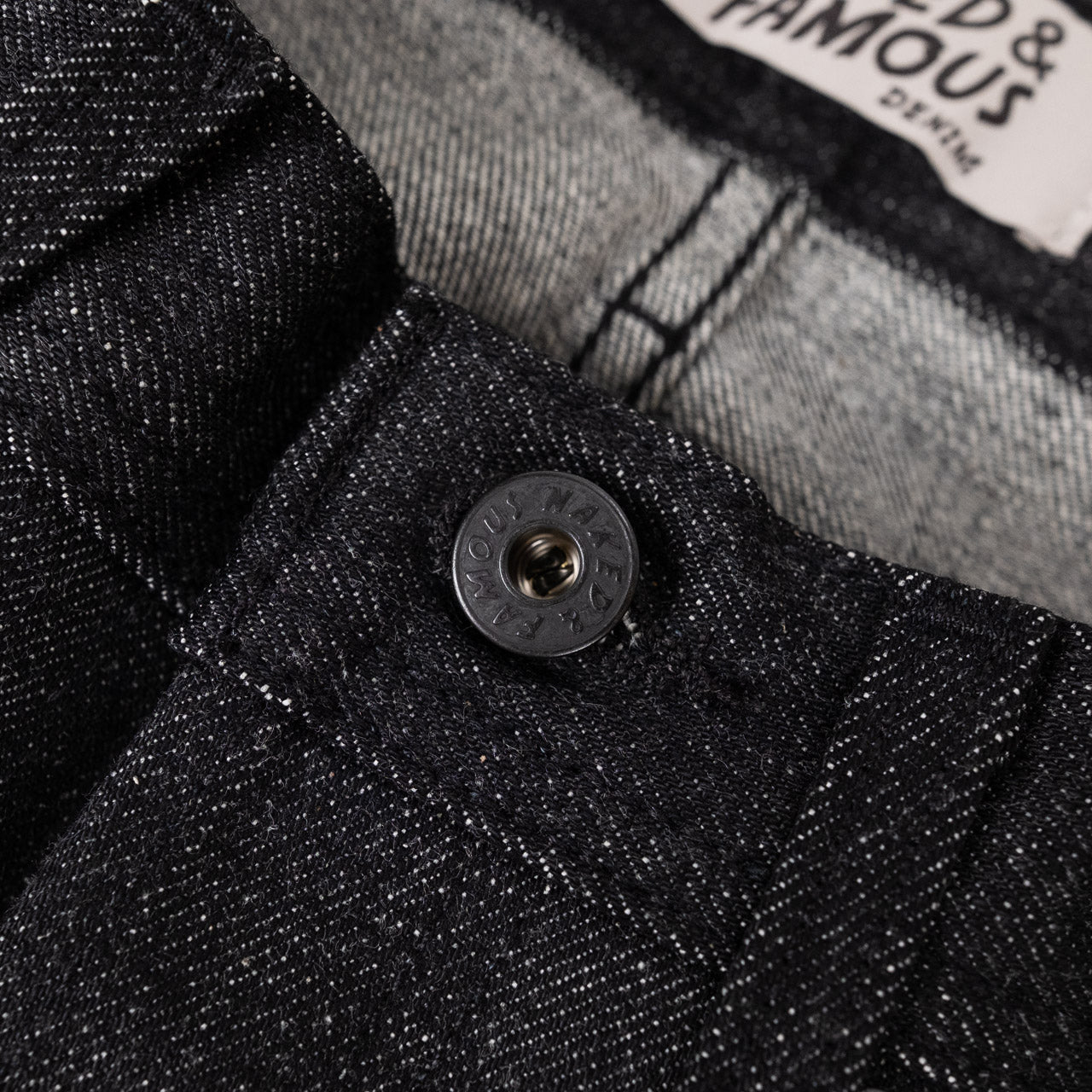Naked & Famous True Guy Yatagarasu Jeans, Detailansicht des oberen Knopfes