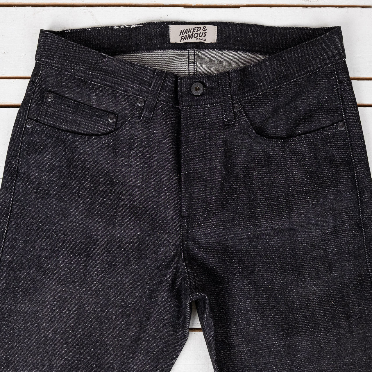 Naked & Famous True Guy Yatagarasu Jeans, Detailansicht des Hosenbunds von vorne