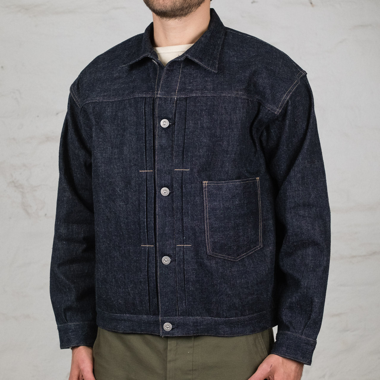 Old Joe Brand One Pocket Jean Jacket Indigo, Vorderansicht der geschlossenen Jacke am Model