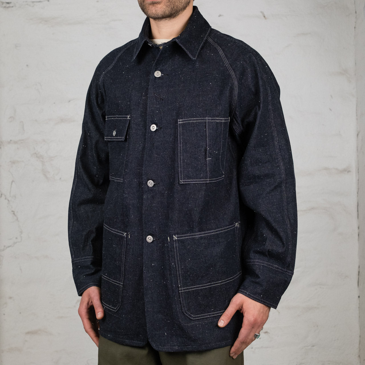 Old Joe Brand Hampton Chore Jacket Indigo, Vorderansicht der geschlossenen Jacke am Model