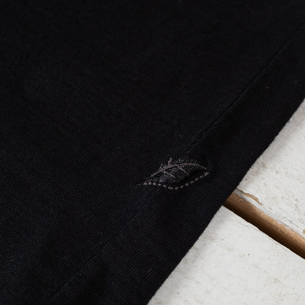 Pure Blue Japan Knitted Crew Neck Longsleeve Black/Indigo, Detailansicht des gestickten Logos
