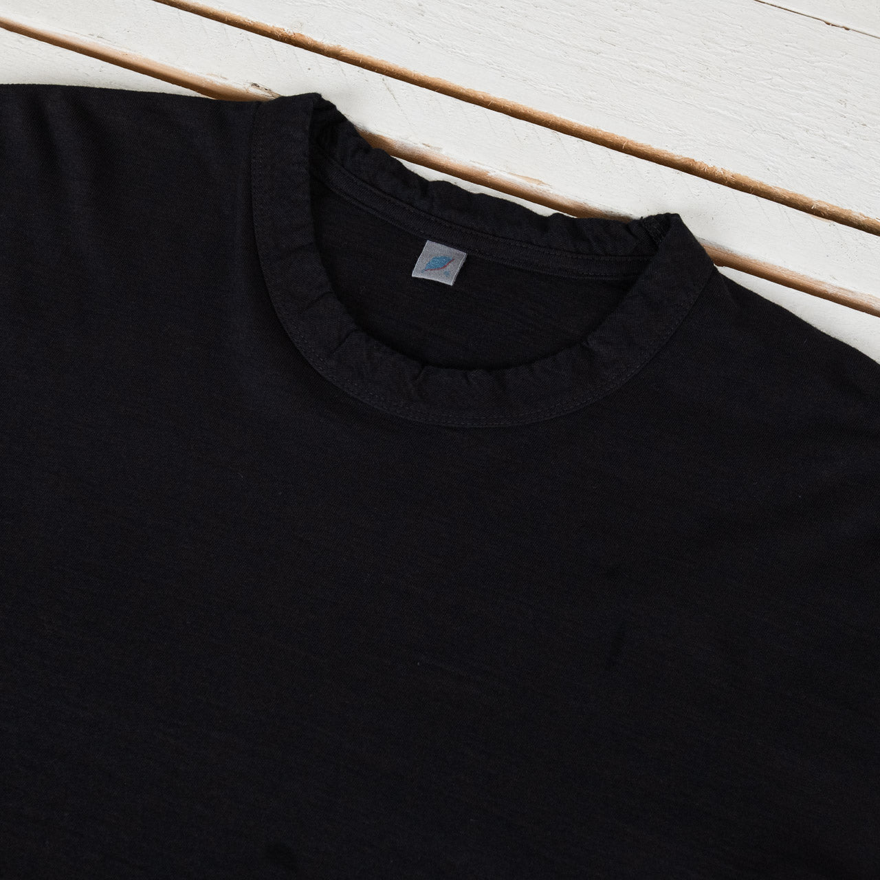 Pure Blue Japan Knitted Crew Neck Longsleeve Black/Indigo, Detailansicht des Halsausschnitts