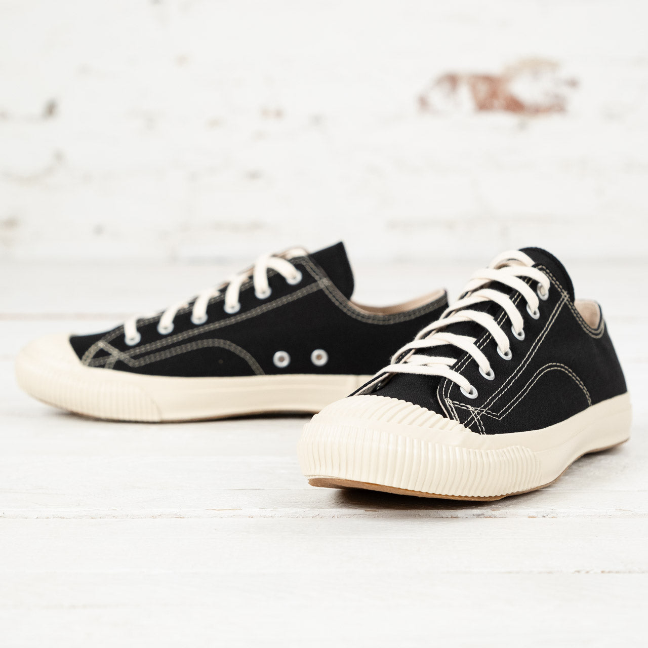 Shell Cap Low Sneaker Kuro/Off White