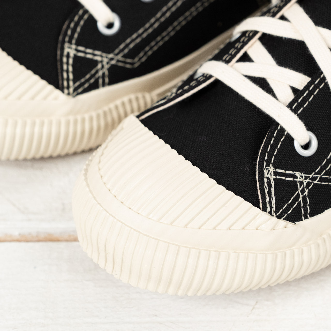 Shell Cap Low Sneaker Kuro/Off White