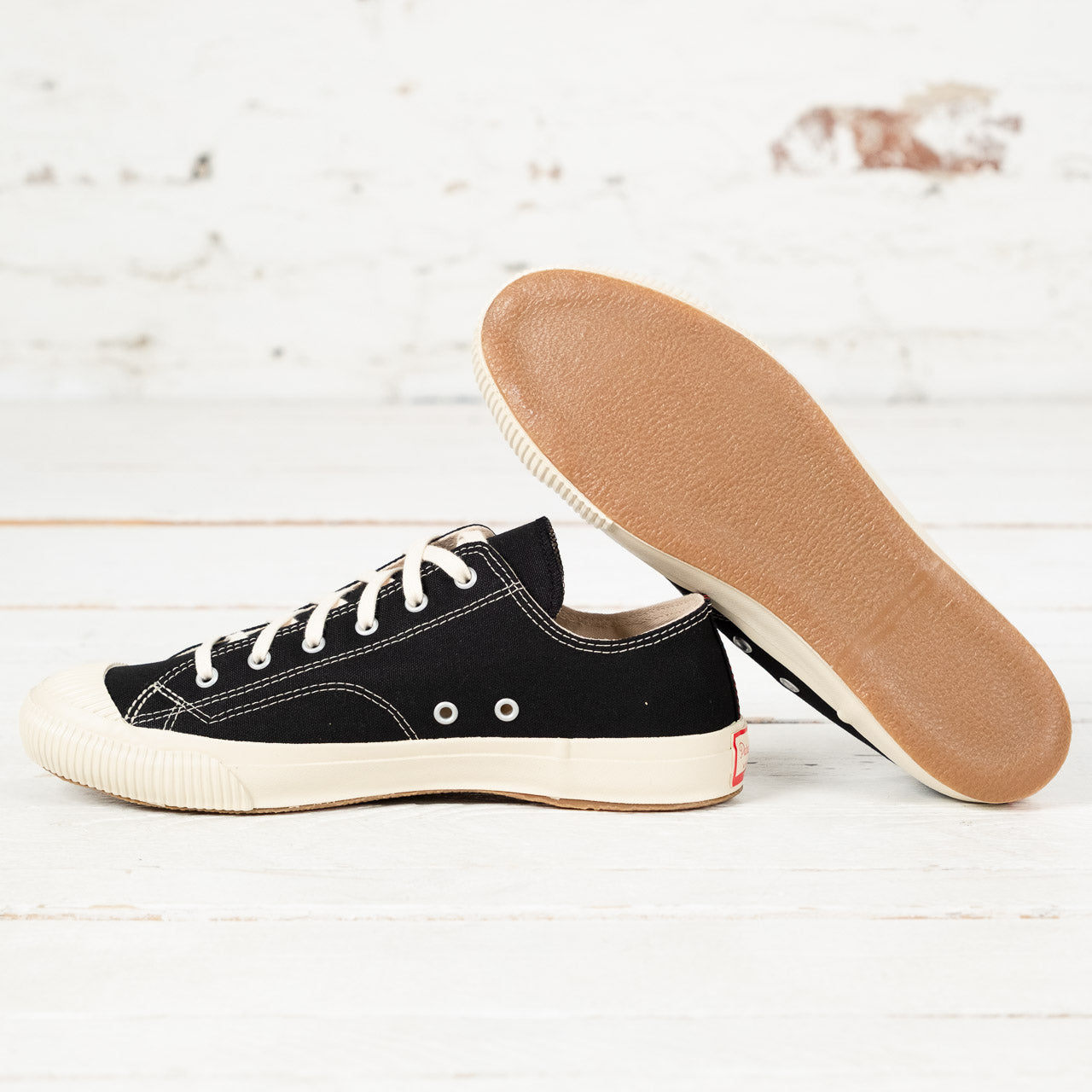 Shell Cap Low Sneaker Kuro/Off White
