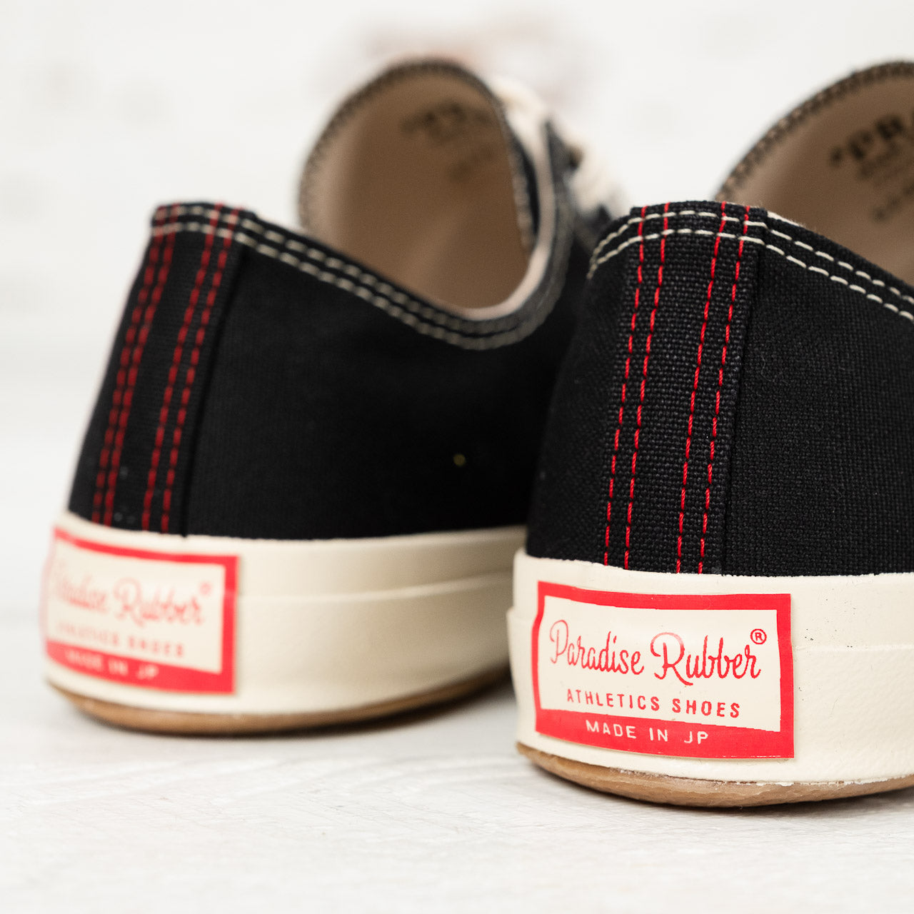 Shell Cap Low Sneaker Kuro/Off White