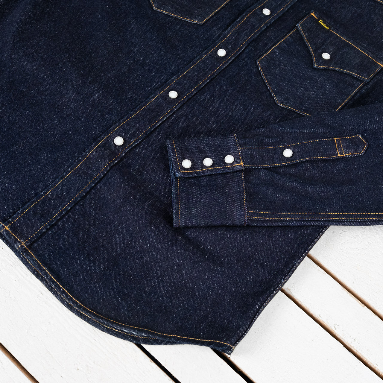 Studio D'Artisan Denim Western Shirt in Indigo, Detailansicht der Knopfleiste und eines Ärmels mit weißen Perlmutt-Knöpfen