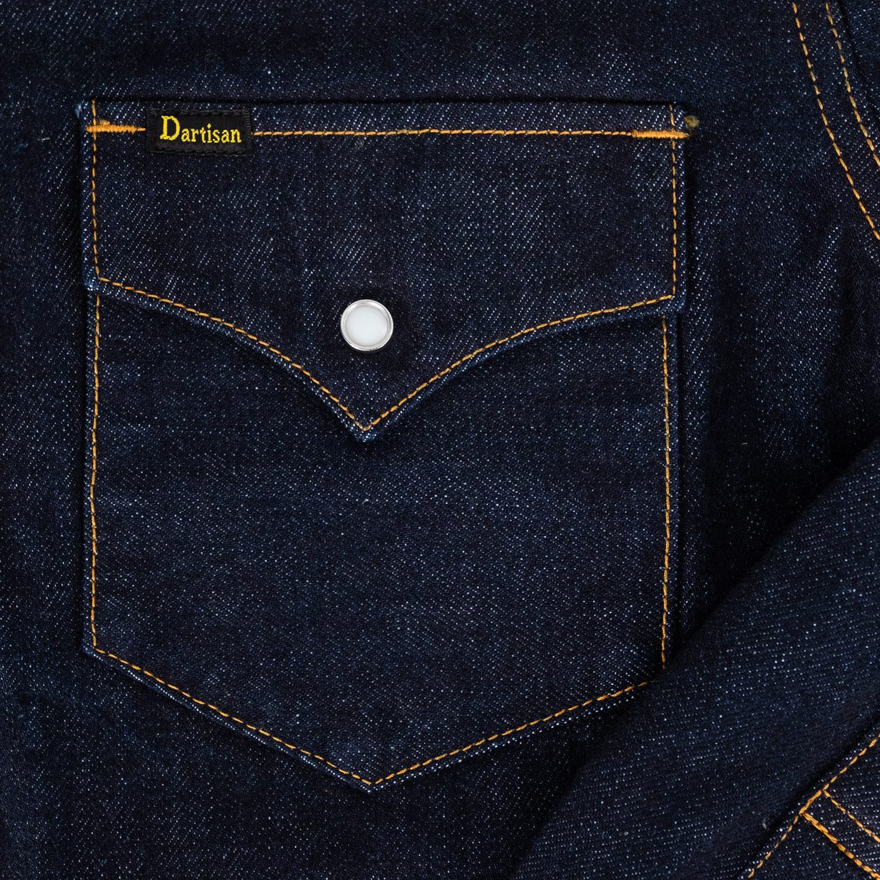 Studio D'Artisan Denim Western Shirt in Indigo, Detailansicht der Brusttasche mit weißem Perlmutt-Knopf