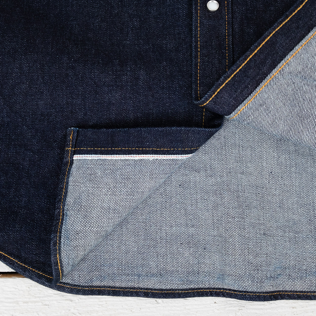 Studio D'Artisan Denim Western Shirt in Indigo, Detailansicht der unten geöffneten Knopfleiste auf die Innenseite und die Selvedge-Webkante