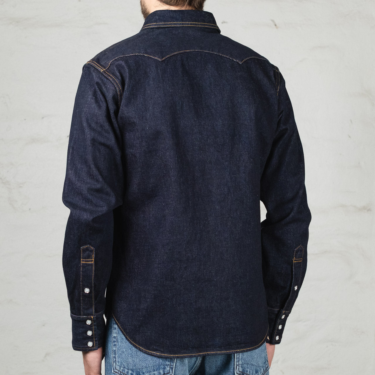 Studio D'Artisan Denim Western Shirt in Indigo, angezogen, Ansicht von hinten