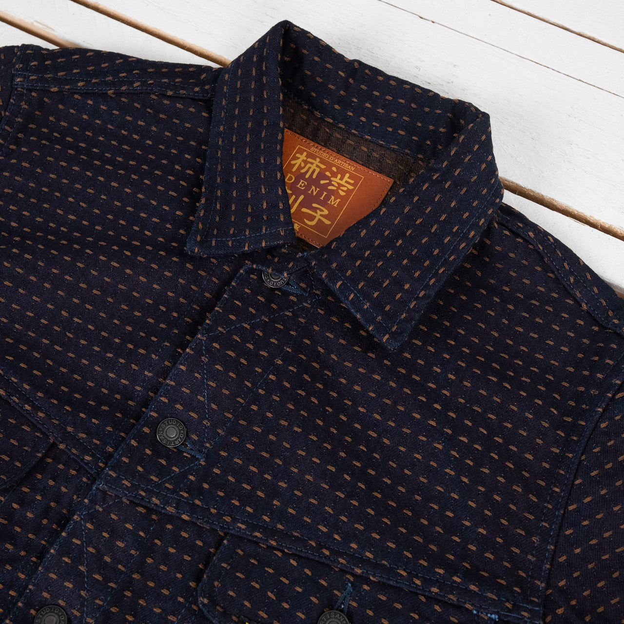 Studio D'Artisan Kakishibu Sashiko Denim Jacke in Indigo, Detailansicht des Kragens, flach liegend