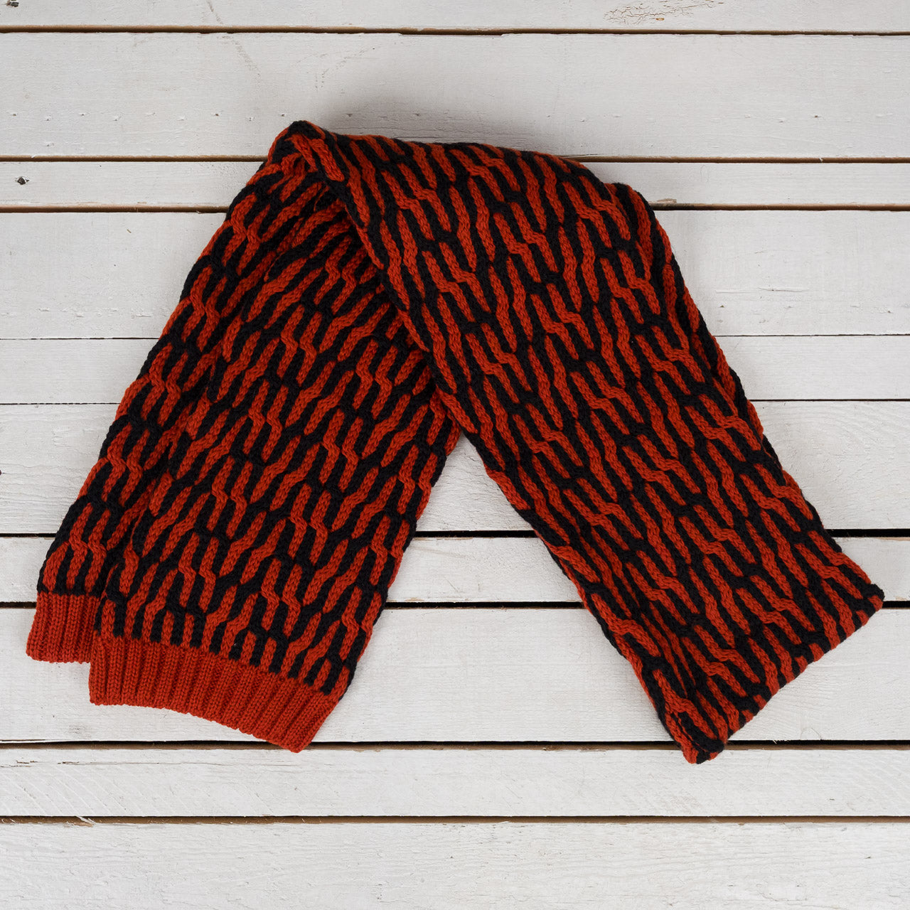Permuted Cable Scarf Pimento/Black