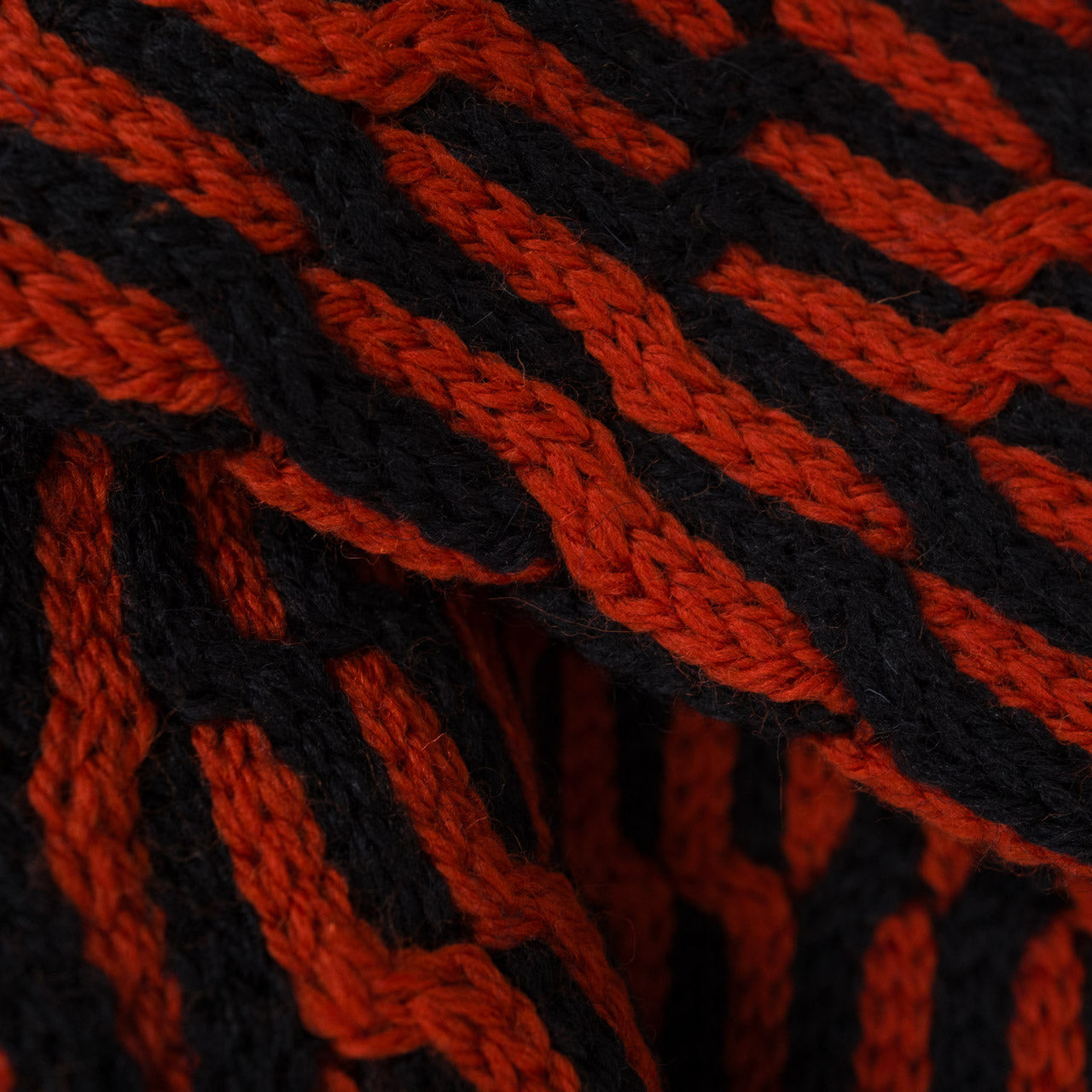 Permuted Cable Scarf Pimento/Black