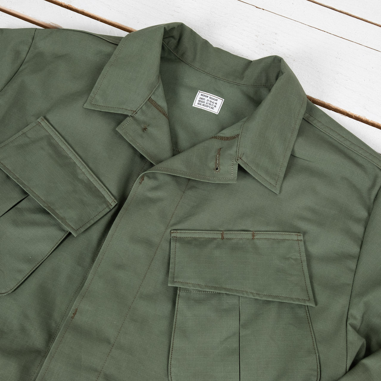 The Real McCoys Ripstop Jacke in Oliv, Detailansicht des Kragens, flach liegend