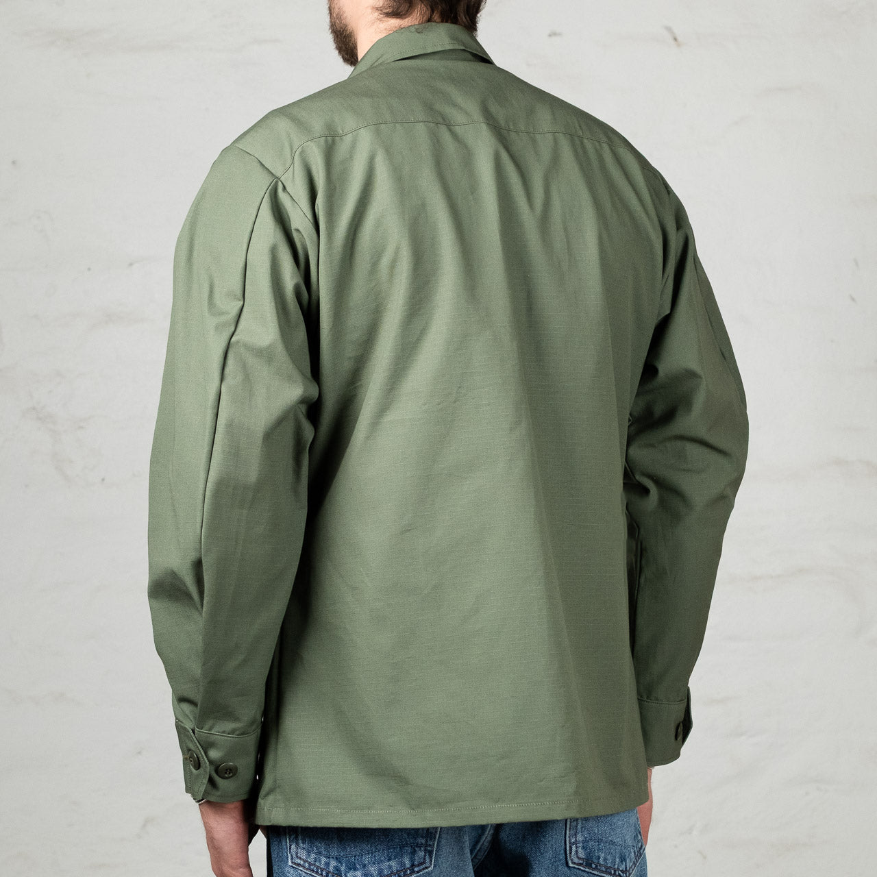 The Real McCoys Ripstop Jacke in Oliv, angezogen, Ansicht von hinten