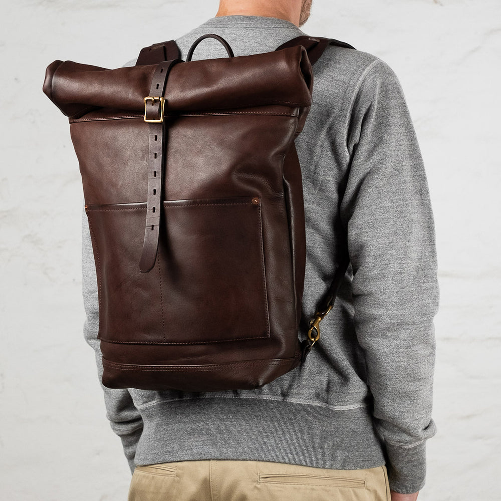Sac à dos roulé en cuir marron