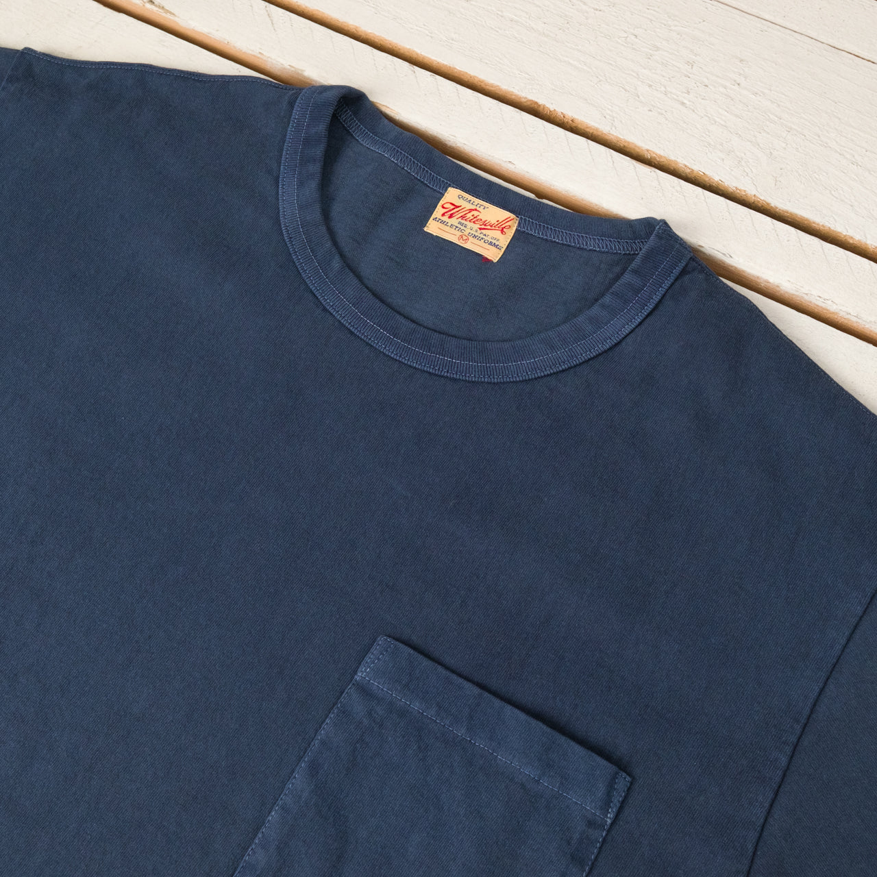 T-shirt teint en pièce à poche bleu marine