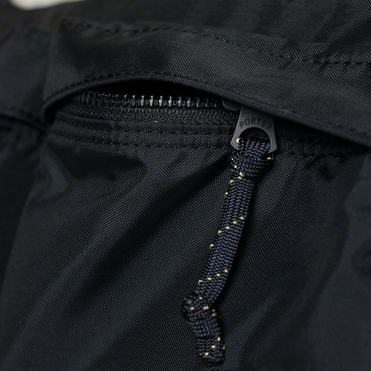 Force Shoulder Bag Schwarz