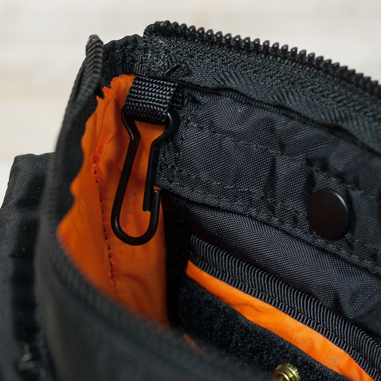 Force Shoulder Bag Schwarz