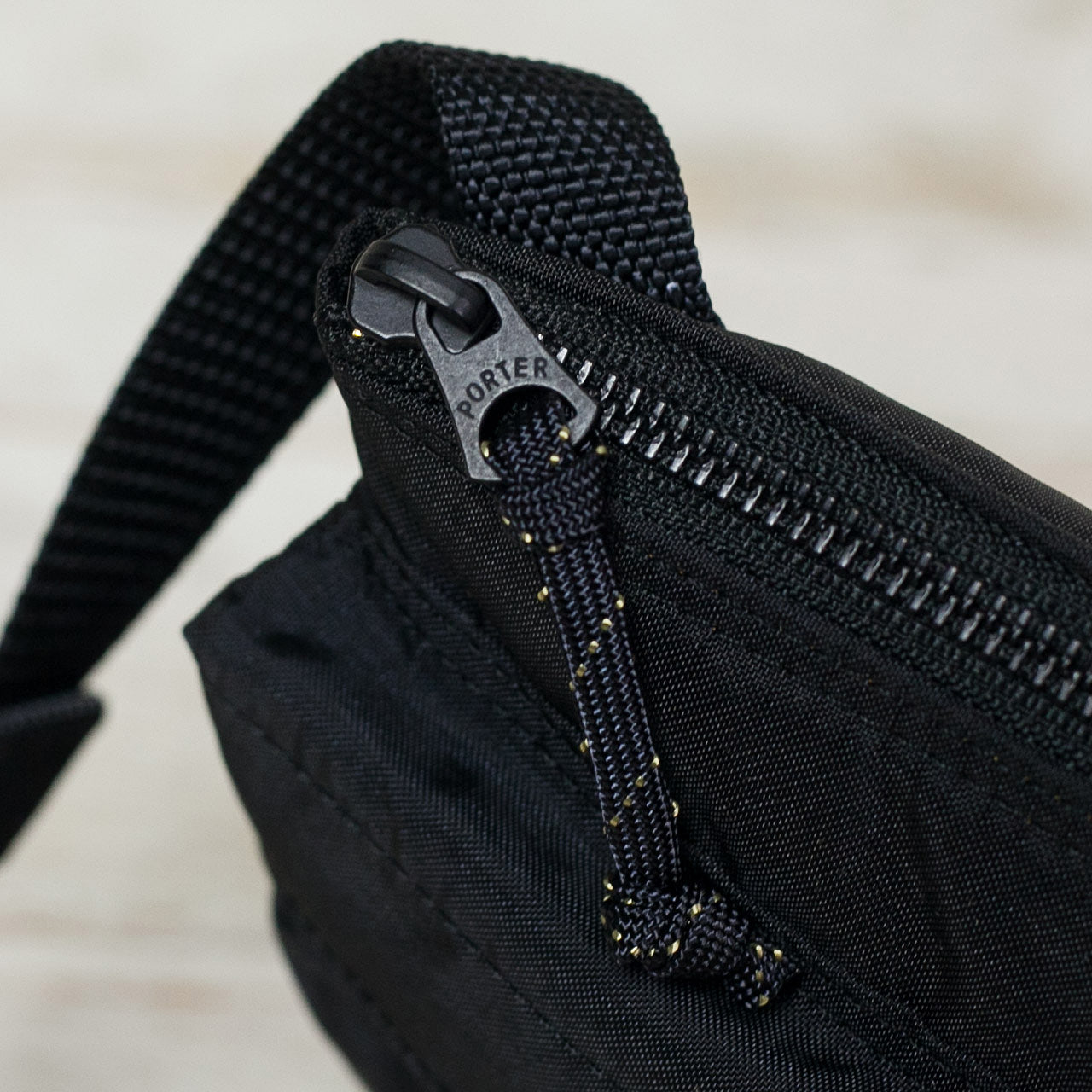 Force Shoulder Bag Schwarz