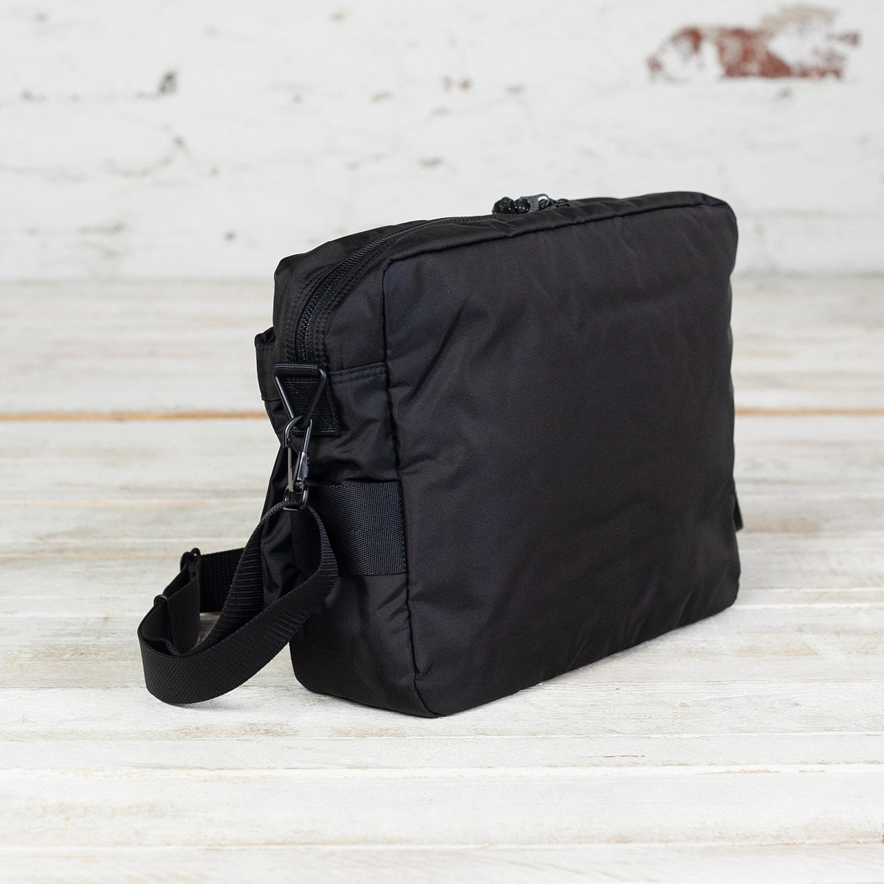 Force Shoulder Bag Large Schwarz