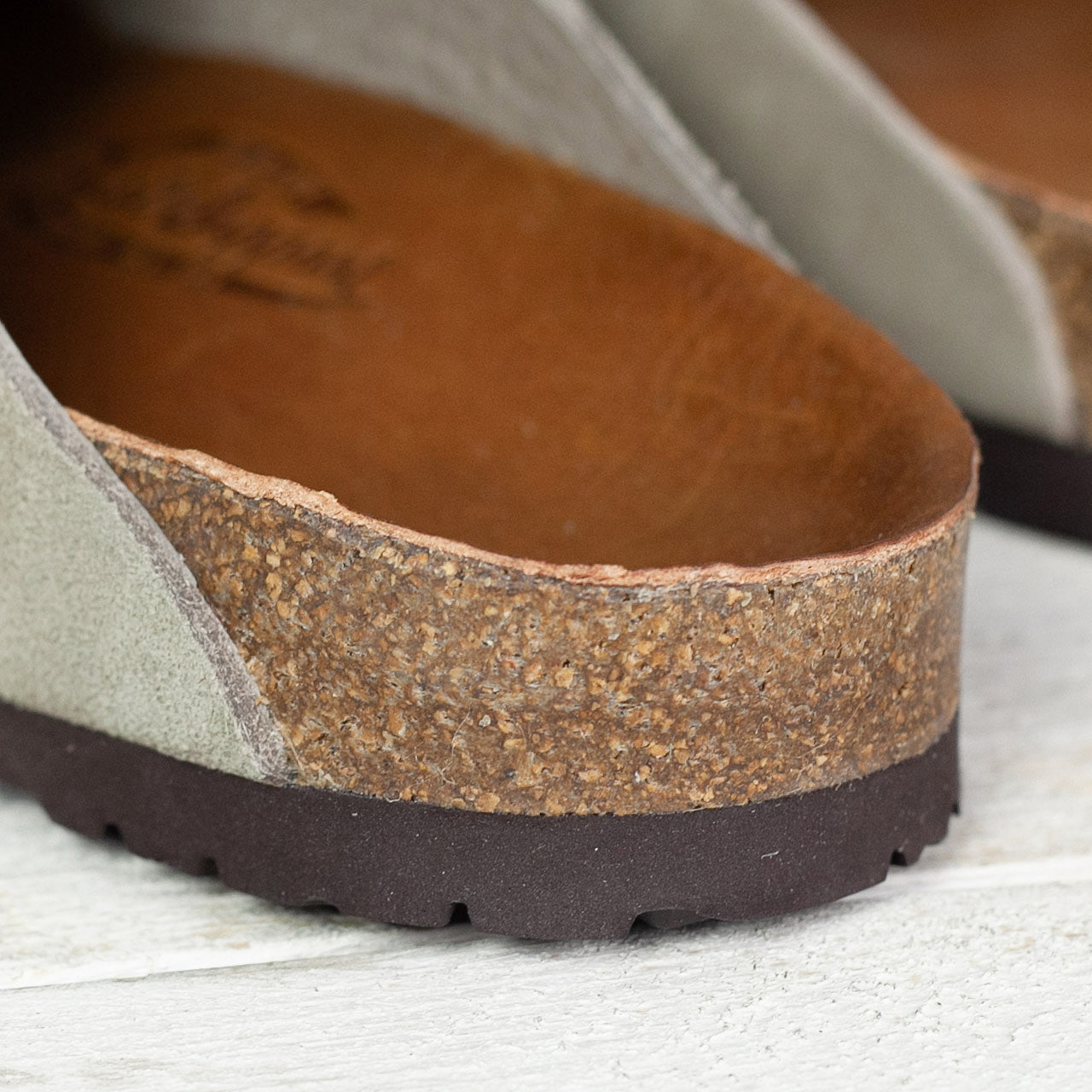 MA23012 Foot-Support Clogs Taupe